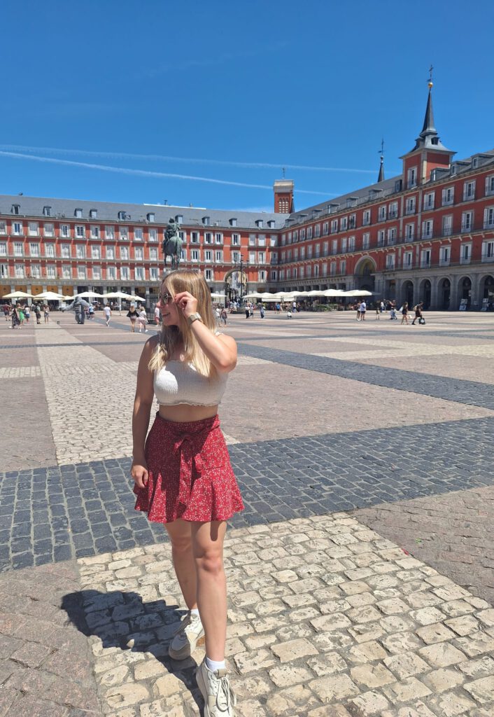 Reisende Touristin in Madrid auf dem plaza Mayor