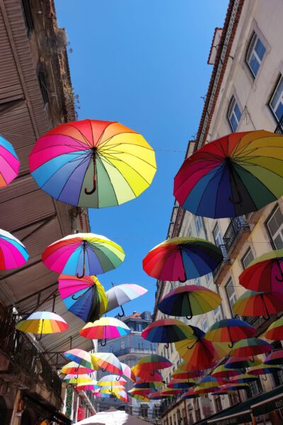 Straße in Lissabon in denen Regenschirme hängen