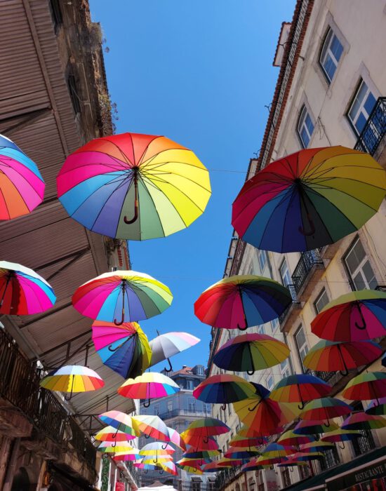 Straße in Lissabon in denen Regenschirme hängen