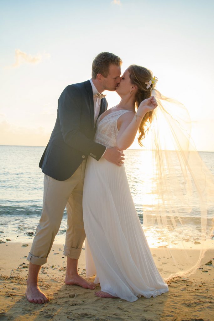 Brautpaar küsst sich am strand