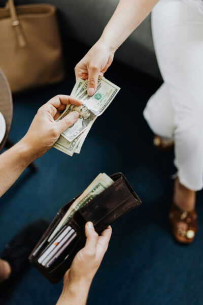 jemand bezahlt cash in US Dollar