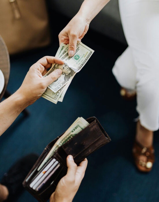 jemand bezahlt cash in US Dollar