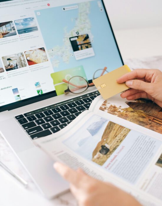 buchung einer reise auf einem Laptop