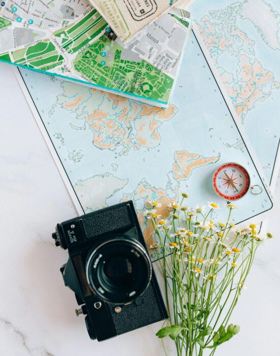 Reiseutensielien sind ausgebreitet auf einer karte